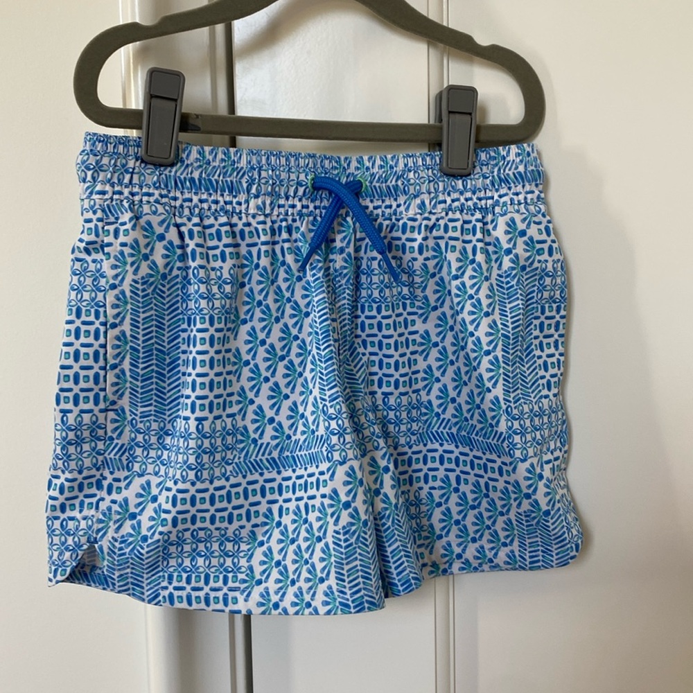 Girls Vineyard Vines shorts.  Size 10-12.